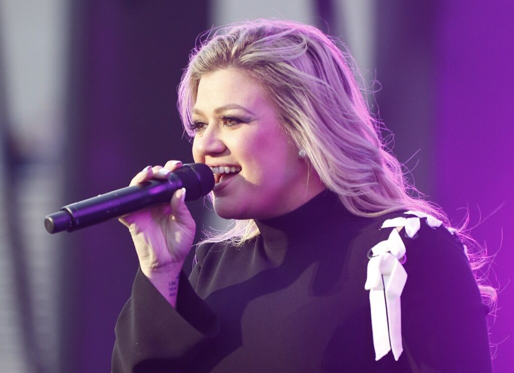 Kelly Clarkson Tells Hillary Clinton That The Country Is ‘Going Backwards’ Over Arizona Abortion Law Kelly Clarkson
